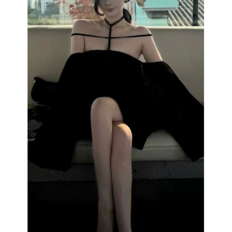 一字肩连衣裙女轻奢名媛高级感生日礼服重工褶皱网纱拼接挂脖短裙