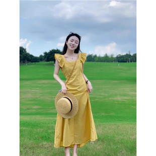 小飞袖黄色吊带连衣裙女夏高级感海边度假收腰长裙多巴胺绝美小裙