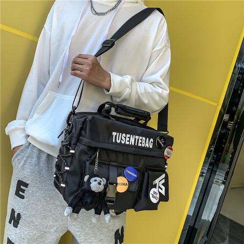 男士机能风大容量运动邮差包