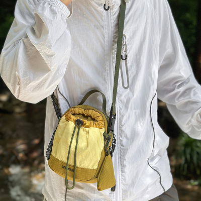 户外轻便水杯包男女抽绳束口单肩包休闲旅行爬山斜挎包撞色手机包