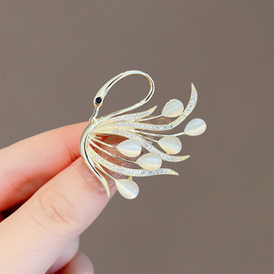 精致猫眼天鹅胸针高档女气质胸花时尚西服个性别针领口衣服配饰品