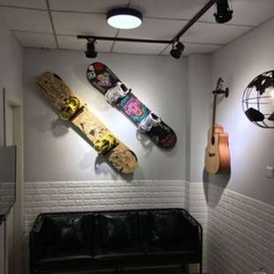 墙上挂架家用结实放置架滑雪板挂架室内挂雪板支架固定架滑雪架。