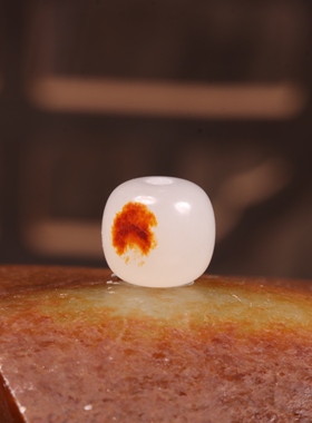 9mm天然和田玉洒金皮籽料单珠