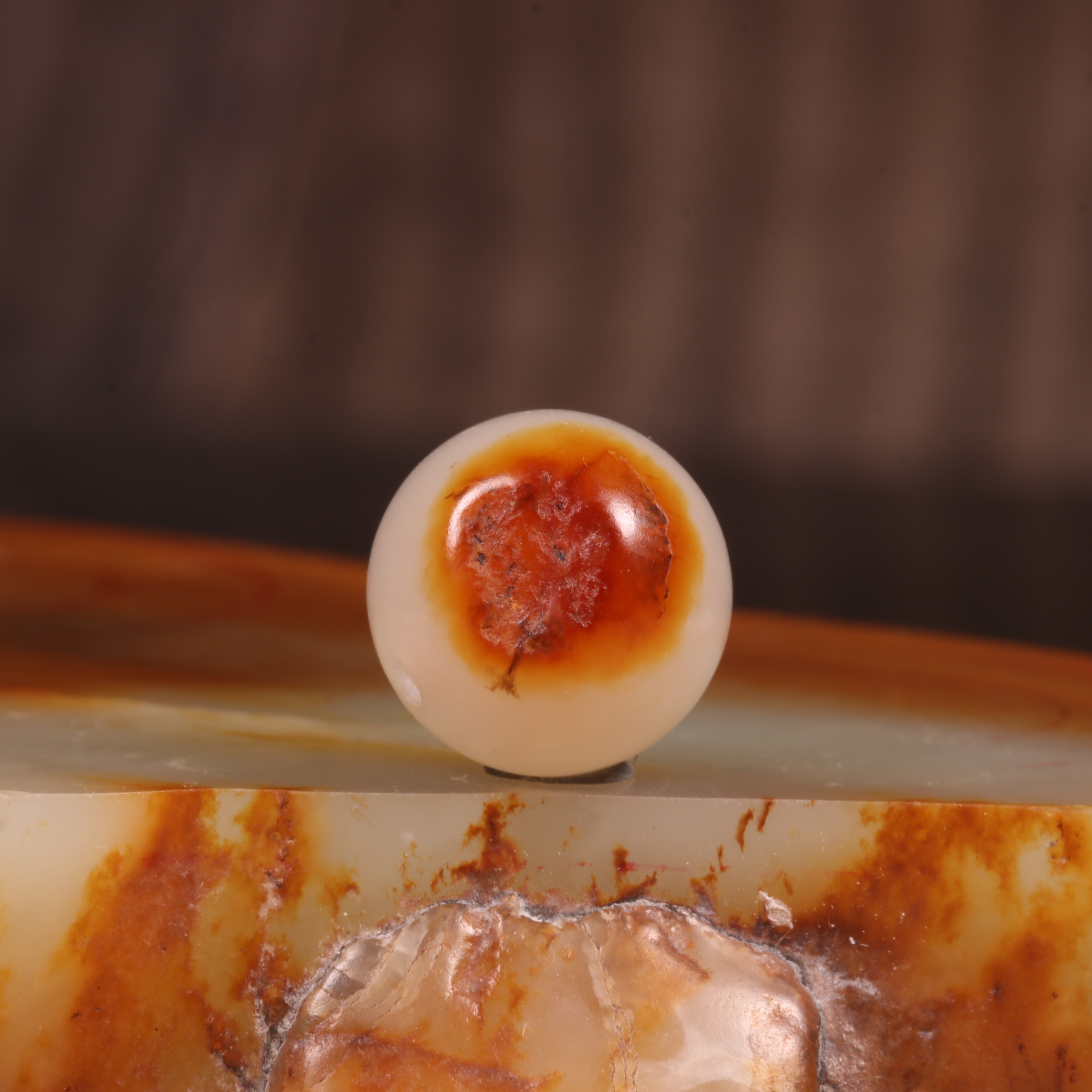 新疆和田玉籽料红皮白玉圆珠手串