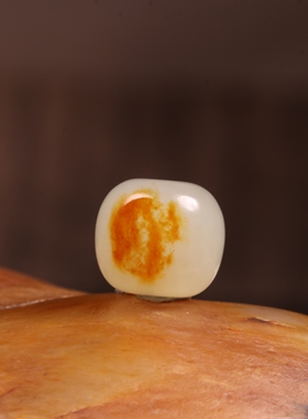 新疆和田玉籽料老型珠红皮珠子