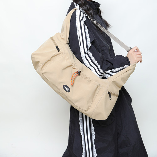 运动风男女同款大容量饺子包