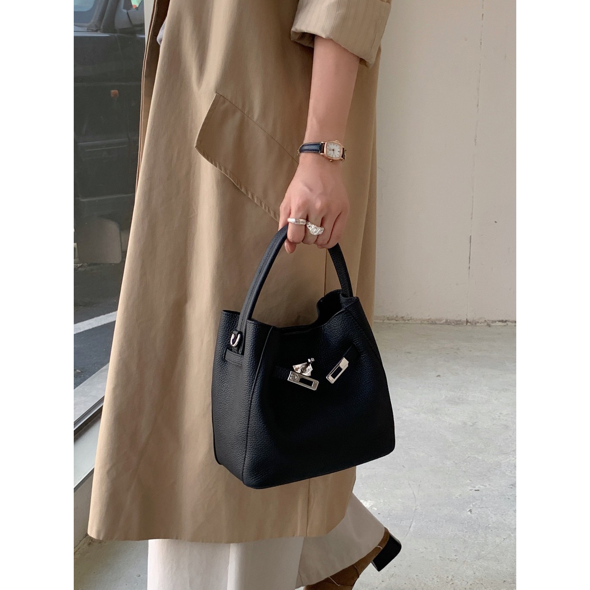 小红书推荐2025新款头层牛皮水桶包女时尚通勤手提凯莉包百搭真皮