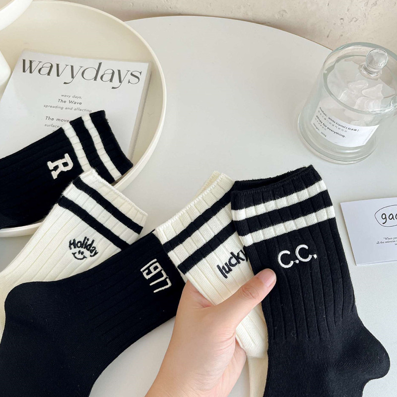 黑白刺绣字母中筒袜女秋季ins潮韩式百搭条纹运动长袜子网红新款