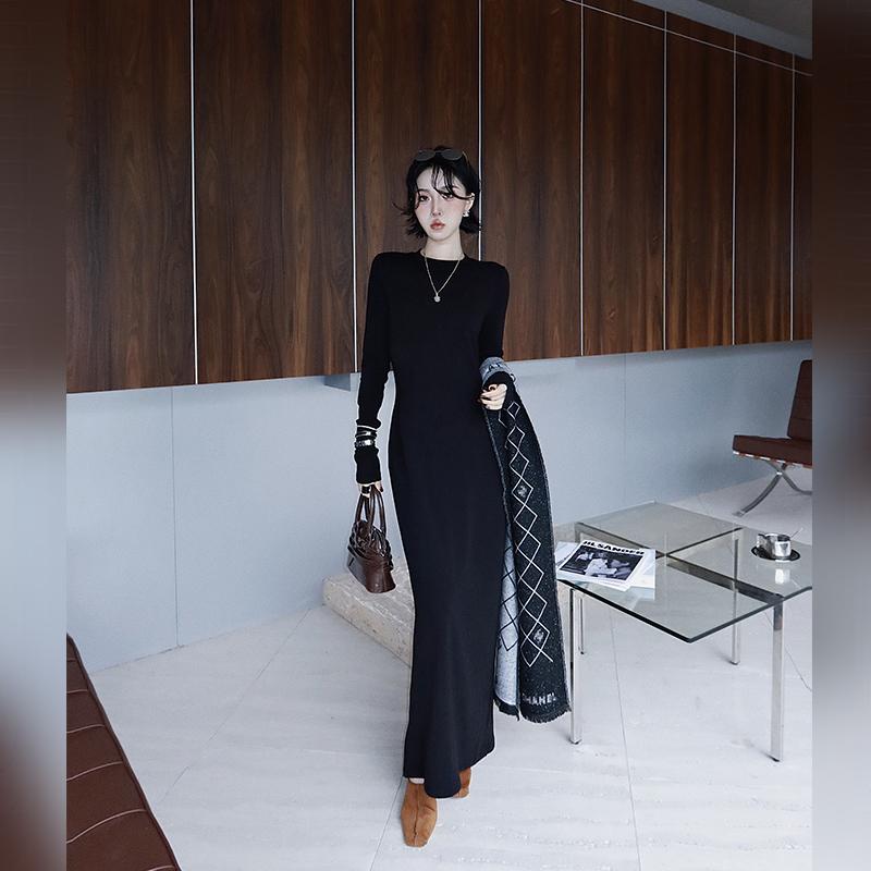 十三粥 缄默法则 圆领针织连衣裙女冬季弹力收腰显瘦后开叉打底裙