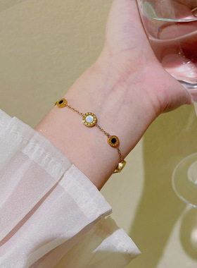 钛钢不掉色罗马圆手链女小众设计感字母手串时尚百搭贝母手饰