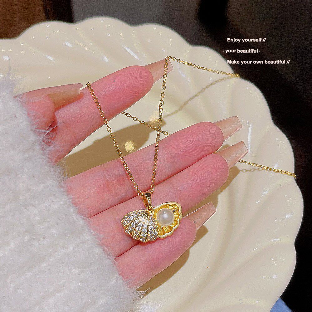 春夏新款贝壳珍珠项链饰品女流行百搭镂空扇贝吊坠短款钛钢锁骨链