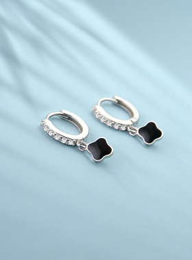 925银黑色四叶草耳环女韩版风小巧耳扣轻奢甜美百搭短款精致通勤