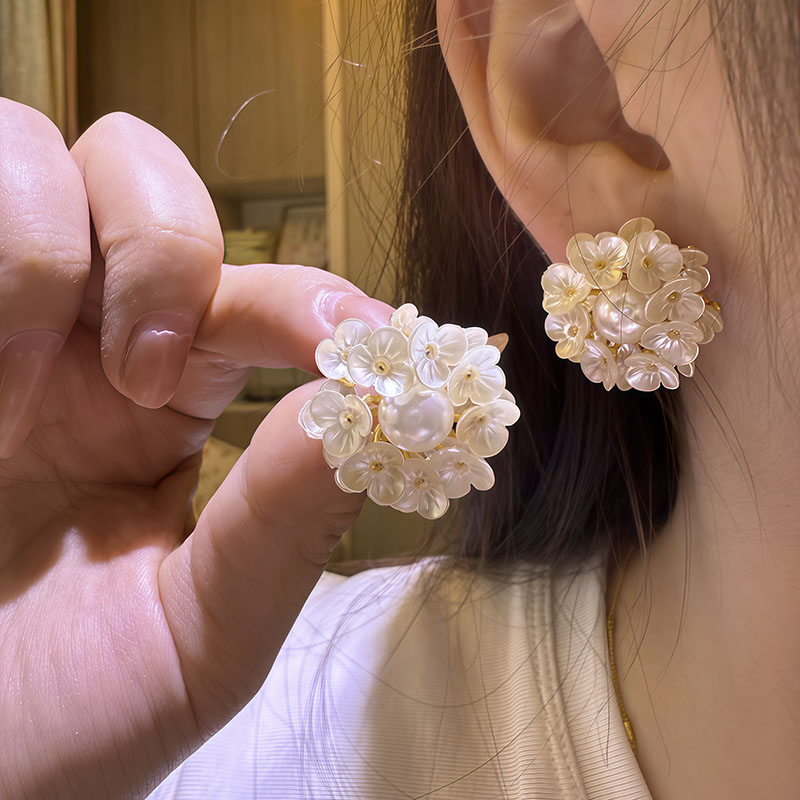 白色花团珍珠银针耳钉