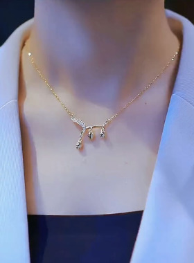 金色设计感玫瑰花吊坠项链女