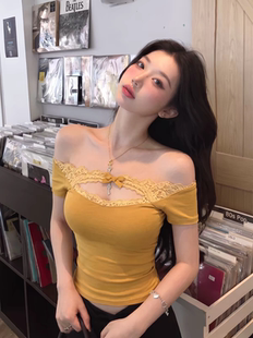 黄色一字领蕾丝边蝴蝶结t恤女2026夏季性感镂空绝美短袖上衣新款