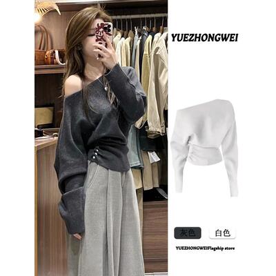 深秋初冬穿搭灰色不规则斜肩毛衣女秋冬季修身露肩收腰针织衫上衣