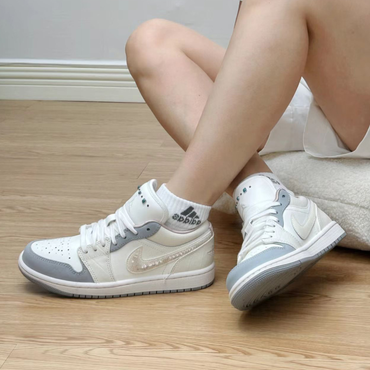 Nike/耐克AIR Jordan1女款舒适百防滑耐磨低帮休闲板鞋IH7323-100