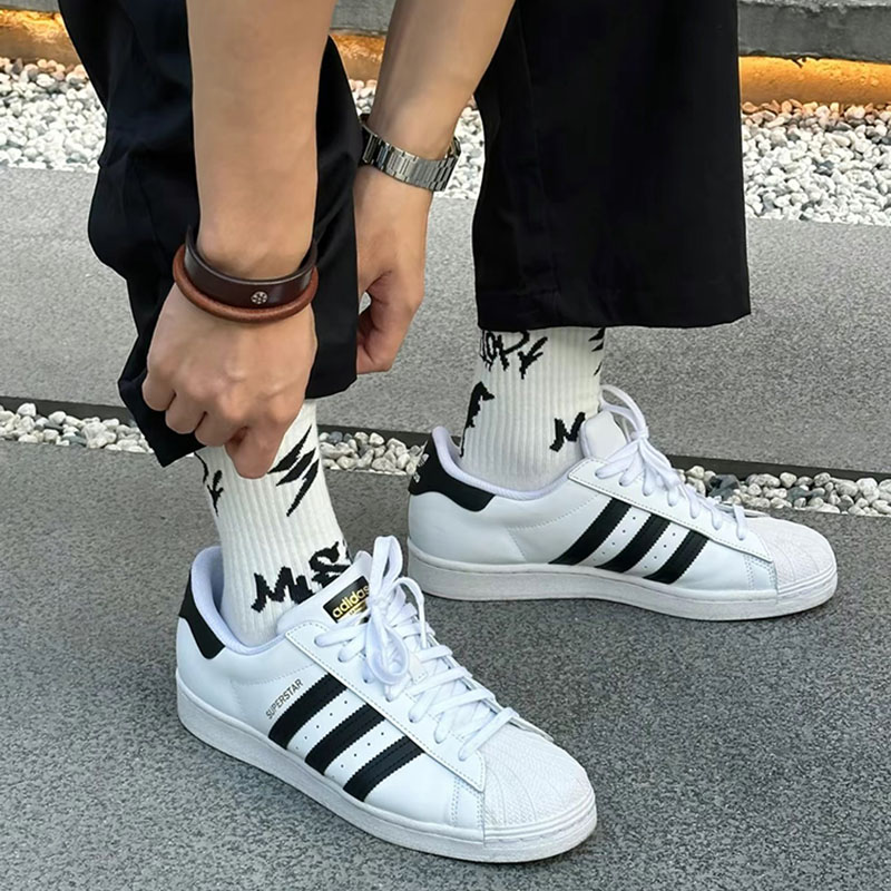 adidas 贝壳头潮流前卫 防滑 低帮 板鞋 男女同款 白黑EG4958百亿