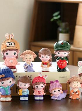 创意树脂工艺品围巾情侣牵狗遛狗娃娃可爱微景摆件车内装饰品男女