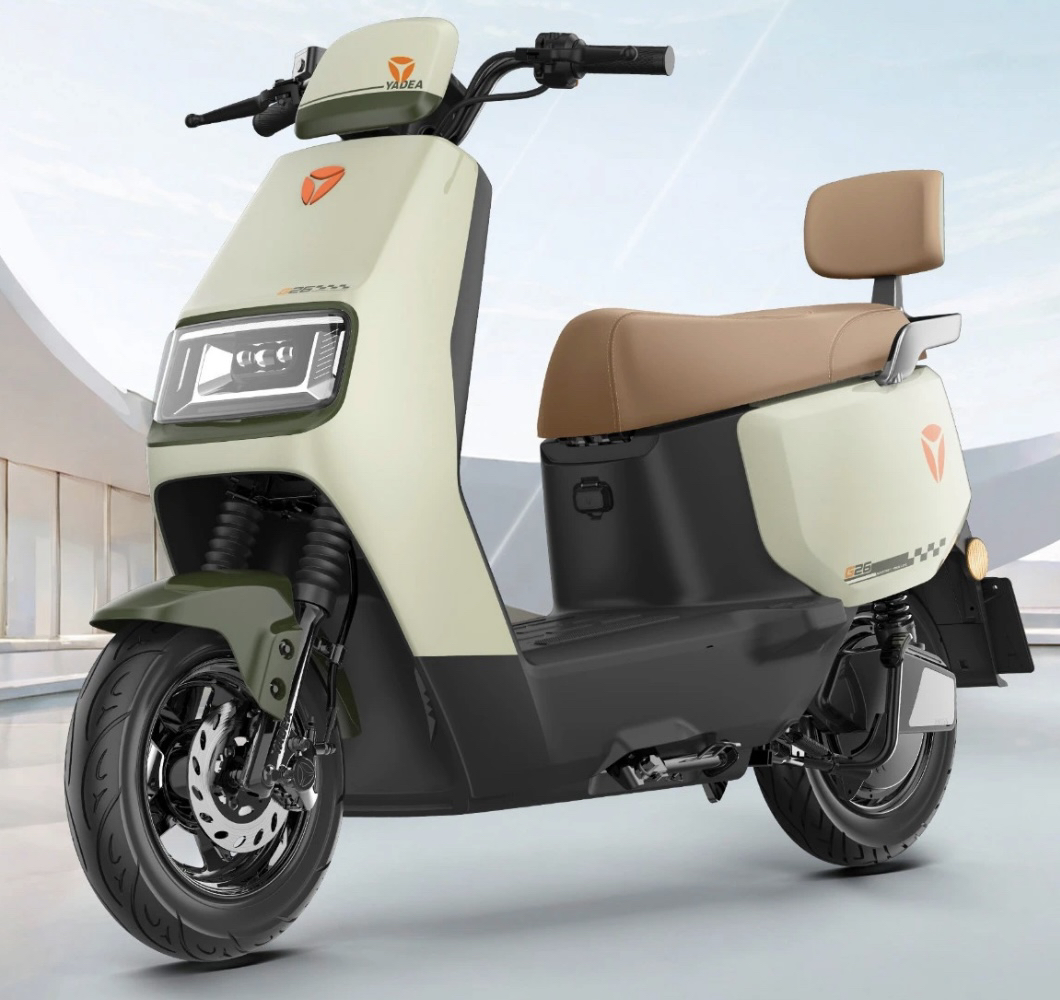 雅迪G26-H电动车原厂配件灯具前围前泥板原厂大灯内箱脚踏板尾灯