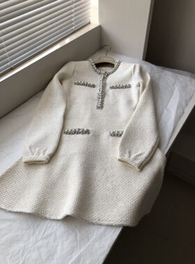 26早春新款女士圆领钉珠羊毛连衣裙长袖两色现货