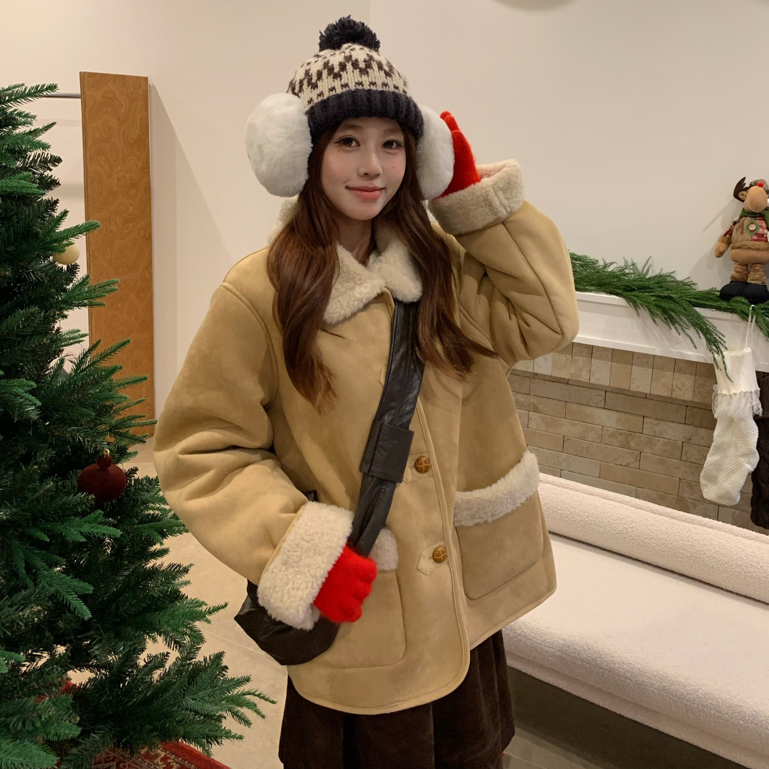 一只西由XIYO实木扣翻领羊羔毛皮毛一体冬季卡其色麂皮绒短外套女