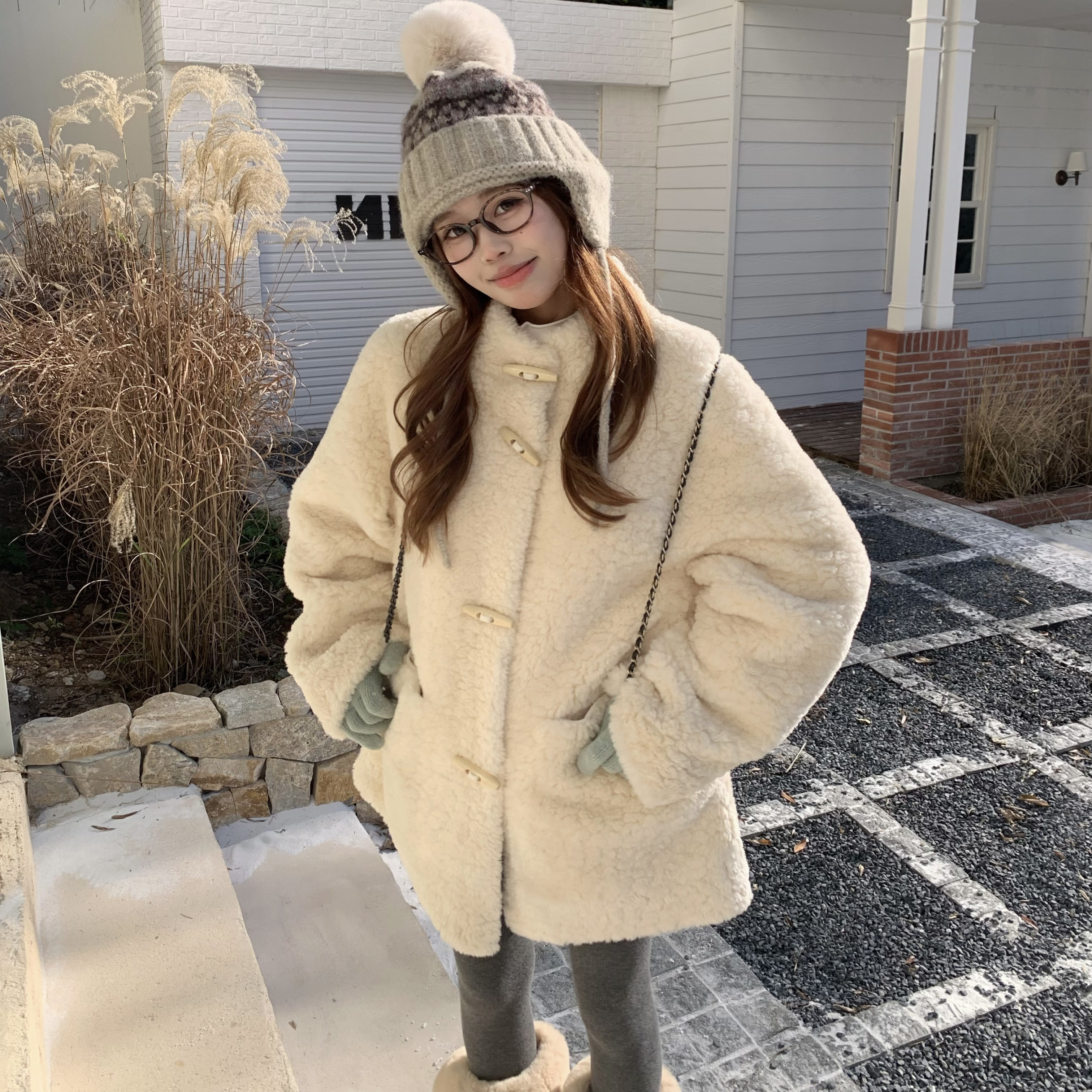 一只西由XIYO牛角扣羊毛大衣女冬季羊羔毛皮毛一体立领毛呢外套