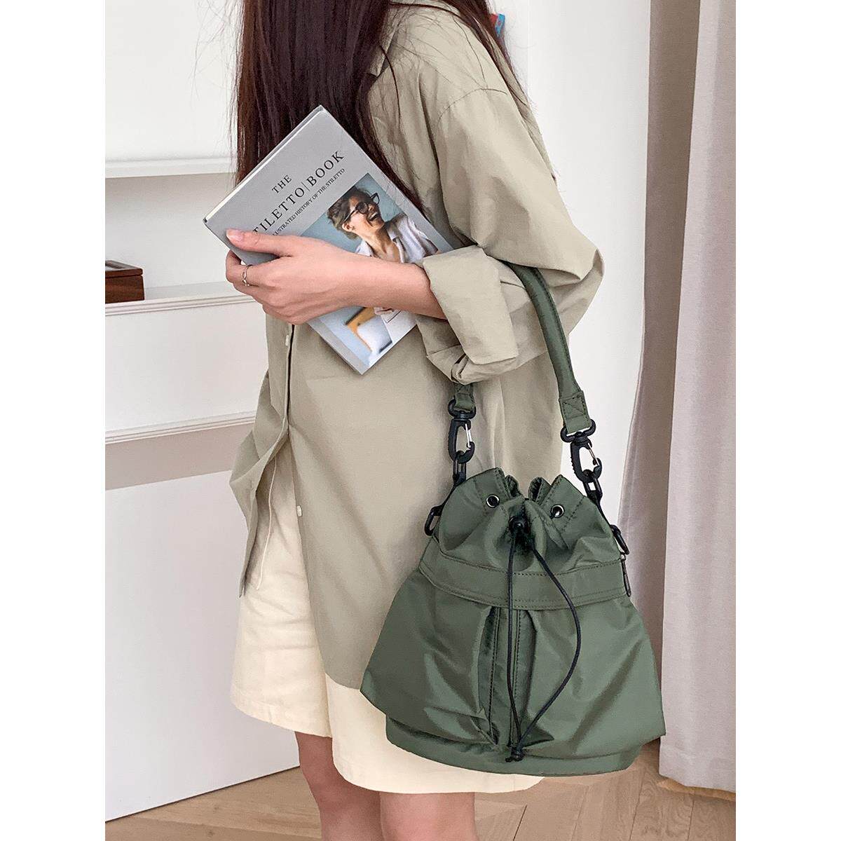 夏季大容量抽绳尼龙水桶包韩版休闲手提包高级感通勤单肩斜挎包女