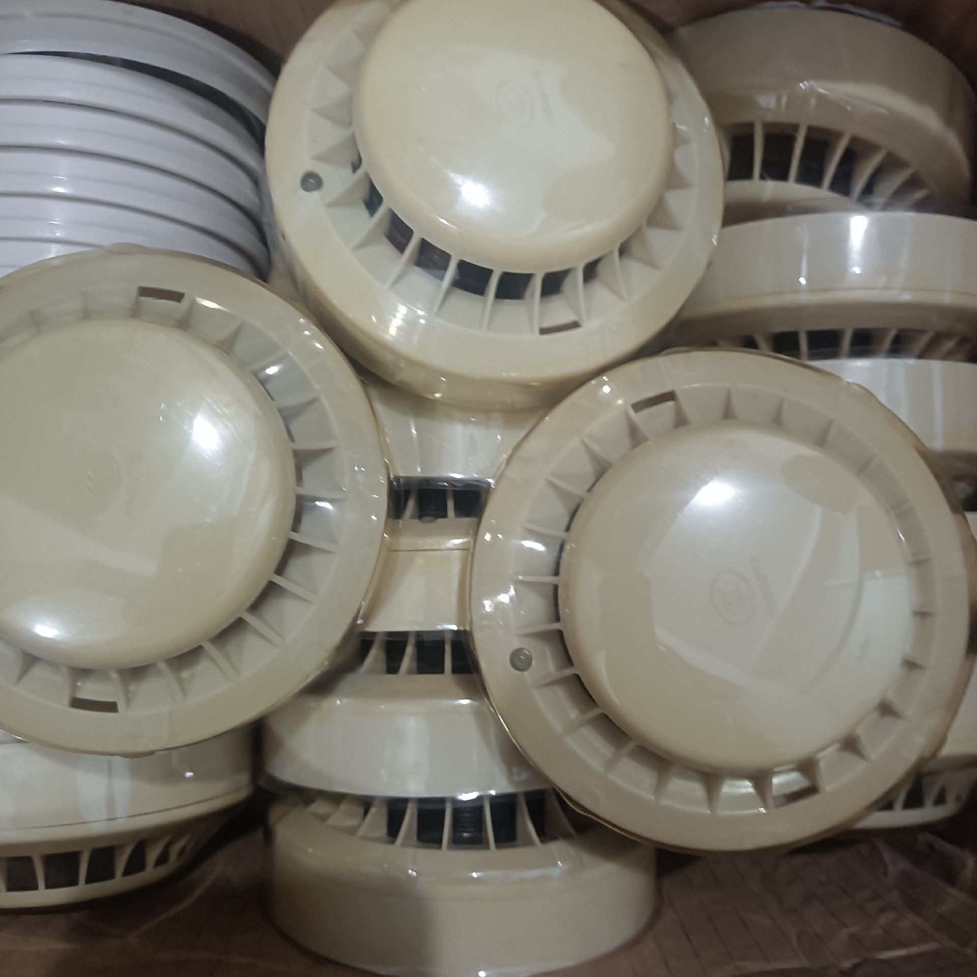 松江9002烟感,都带保护罩的,图片实物拍摄,成色漂亮,包好议价产品