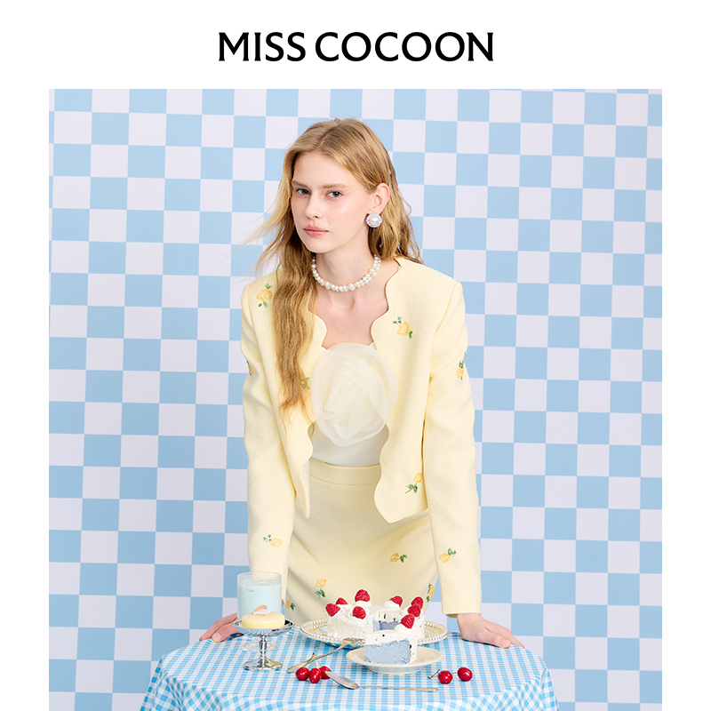 MISSCOCOON小香风玫瑰珠绣套装波浪门襟外套半身短裙奶黄色秋款