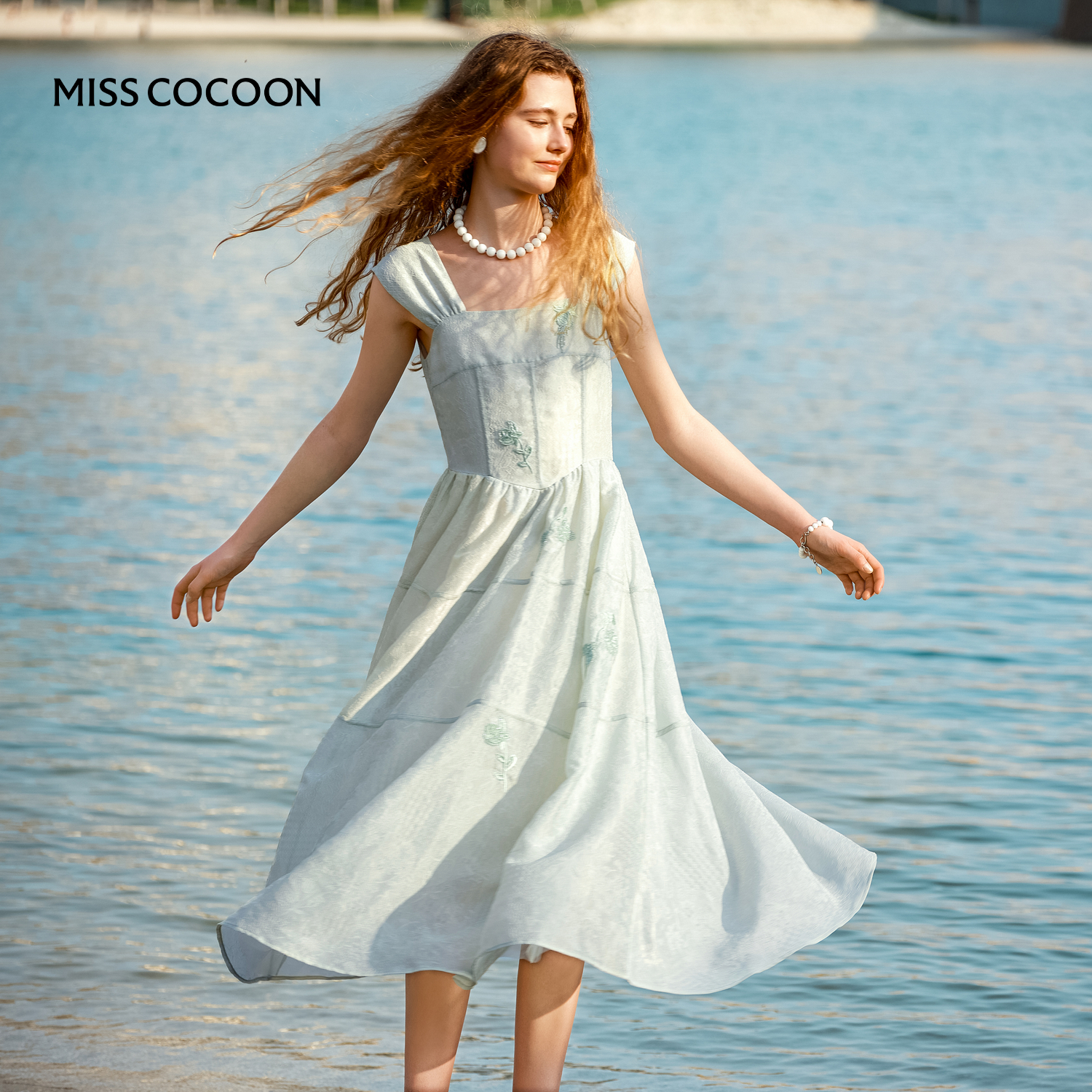 MISSCOCOON绿色微皱提花吊带裙珠串绣花法式连衣裙含内衬25夏新款