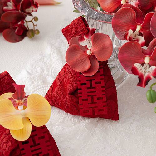 红色喜庆手腕包喜糖袋花朵