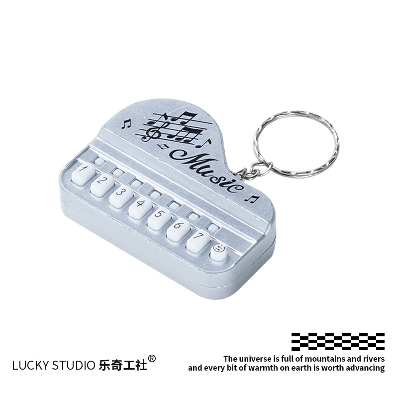 “无聊了 整个能弹奏的小钢琴！”创意发光钥匙扣玩迷你游戏机