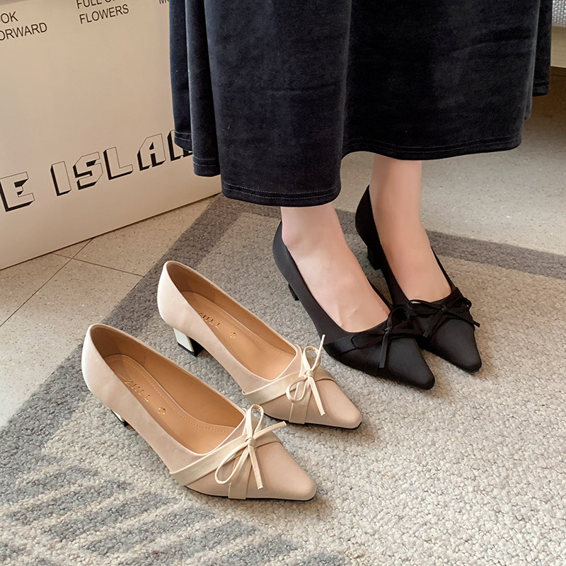 宽胖脚大码女鞋41到43尖头浅口蝴蝶结单鞋女新款粗跟不累脚高跟鞋