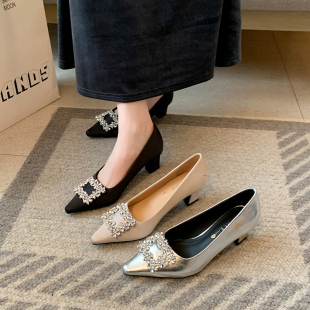 气质尖头粗跟单鞋水钻方扣浅口不累脚高跟鞋宽胖脚大码女鞋41到43
