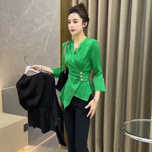 2026春秋季节知性风V领收腰衬衫女不规则设计感显瘦气质上衣高级