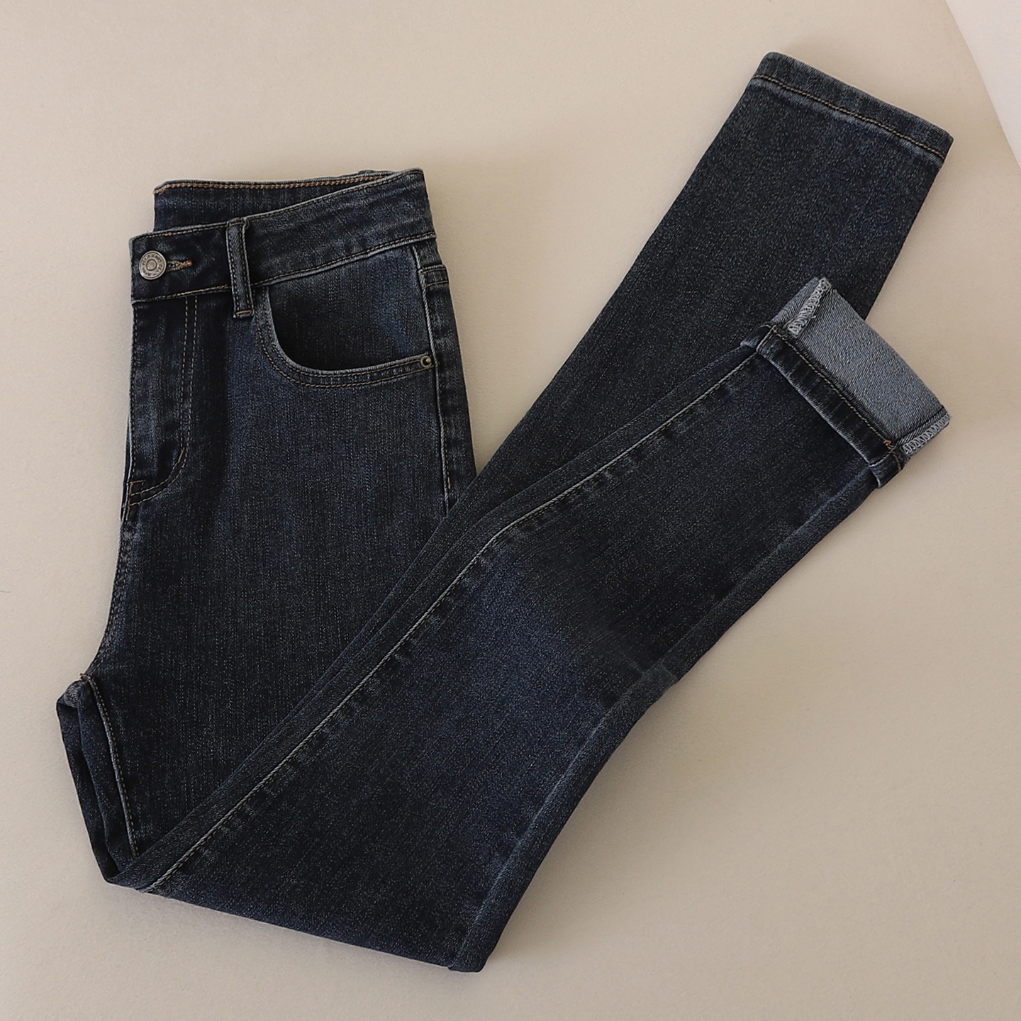 拉夏贝尔2025早秋复古丰胯小脚裤