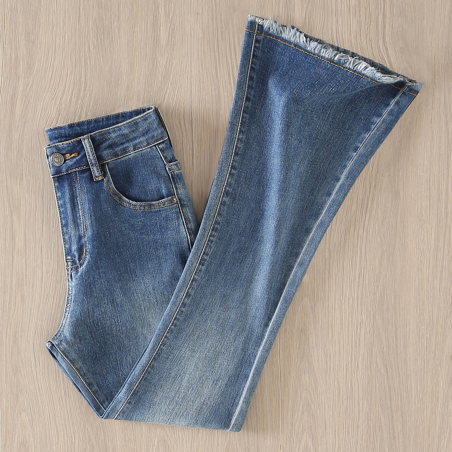 拉夏贝尔2026春季新款喇叭牛仔裤女高腰显瘦修身弹力复古微喇长裤