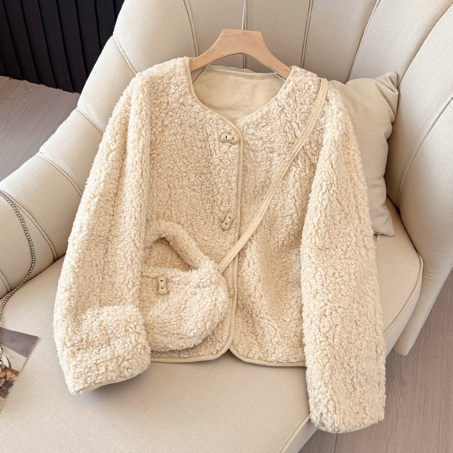 拉夏贝尔米白色毛绒圆领外套女