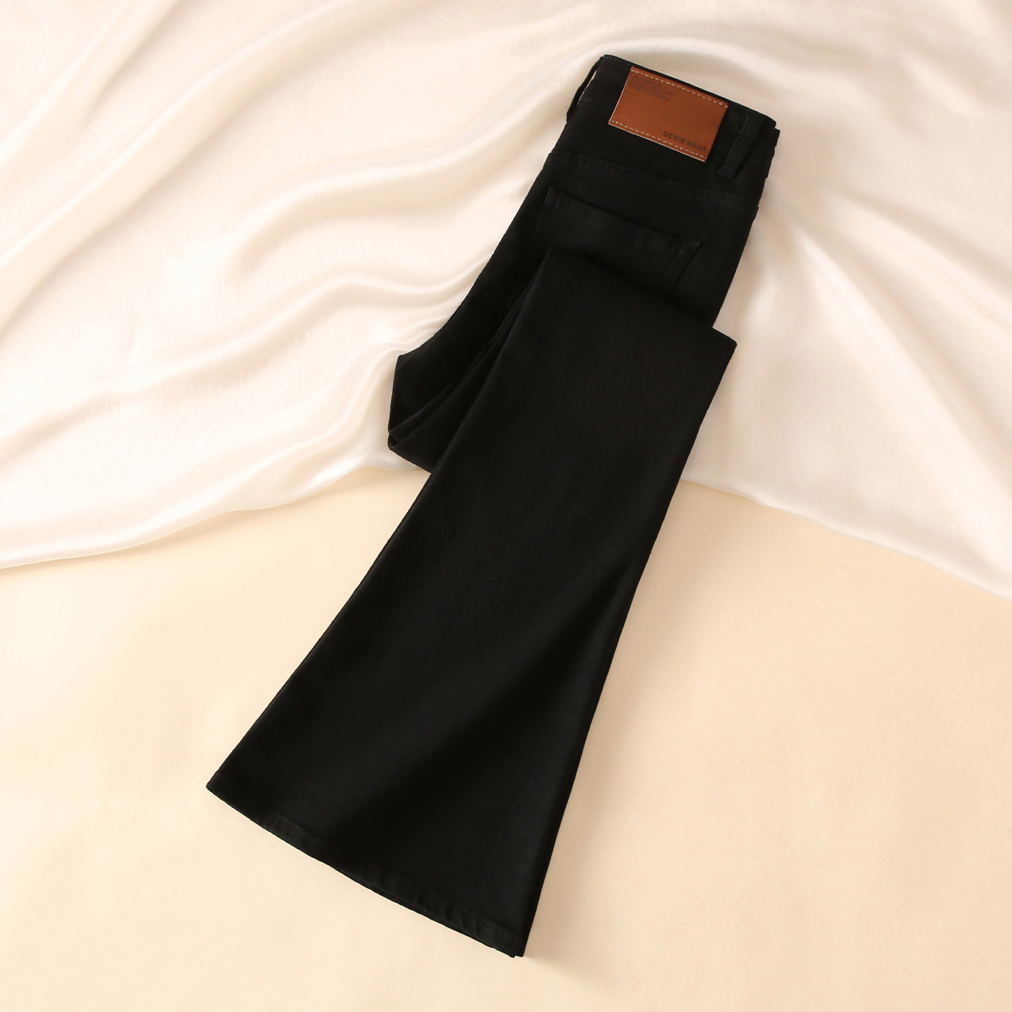 拉夏贝尔2026春季新款黑色修身微喇牛仔裤女高腰显瘦小个子喇叭裤