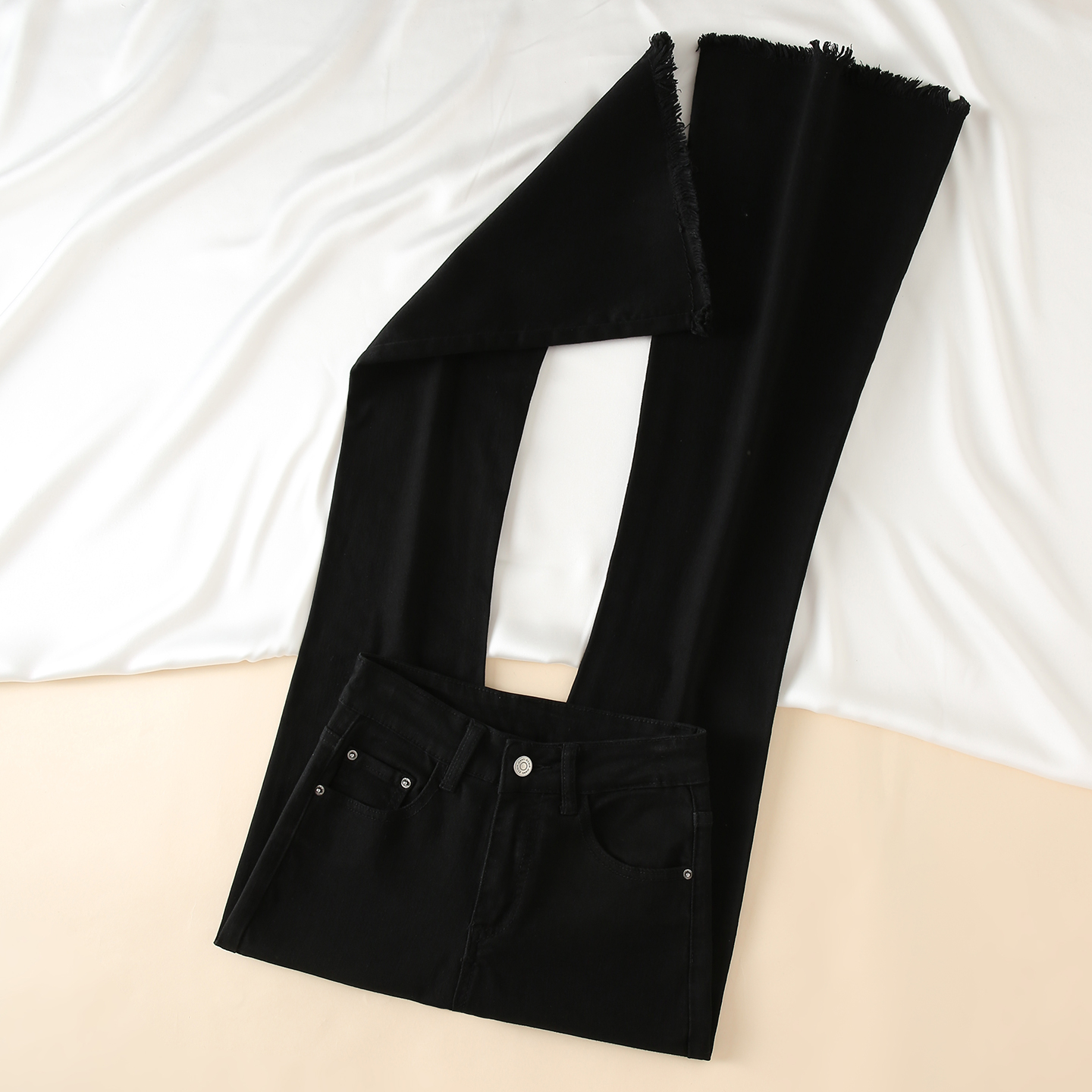 拉夏贝尔黑色毛边微喇牛仔裤女
