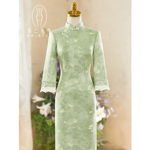 不二绿色旗袍2026新款女新中式国风年轻款可以上班穿的炸街绝美冬