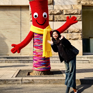 新年大树穿毛衣成品装饰彩色编织毛线树冬季毛线抱抱树木布置美陈