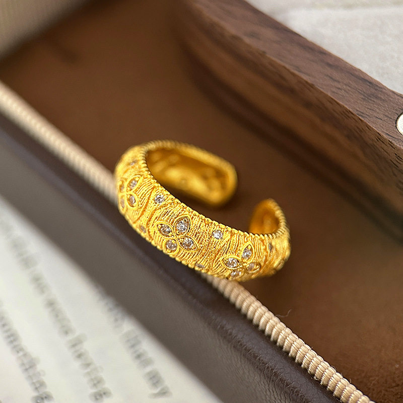 越南沙金灯笼雕花四叶草戒指拉丝镶钻仿真金戒指女轻奢高级感指环