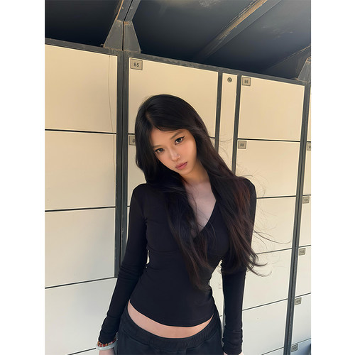 黑色深V领长袖t恤女短款打底上衣