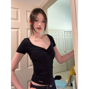 显瘦短款 黑色设计感V领短袖 正肩甜辣妹修身 t恤女夏季 上衣 2025新款