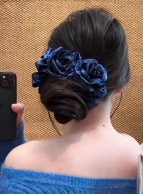 超显脸小的纹理感侧盘发丝绒蓝色双玫瑰香蕉夹韩系显白高马尾抓夹