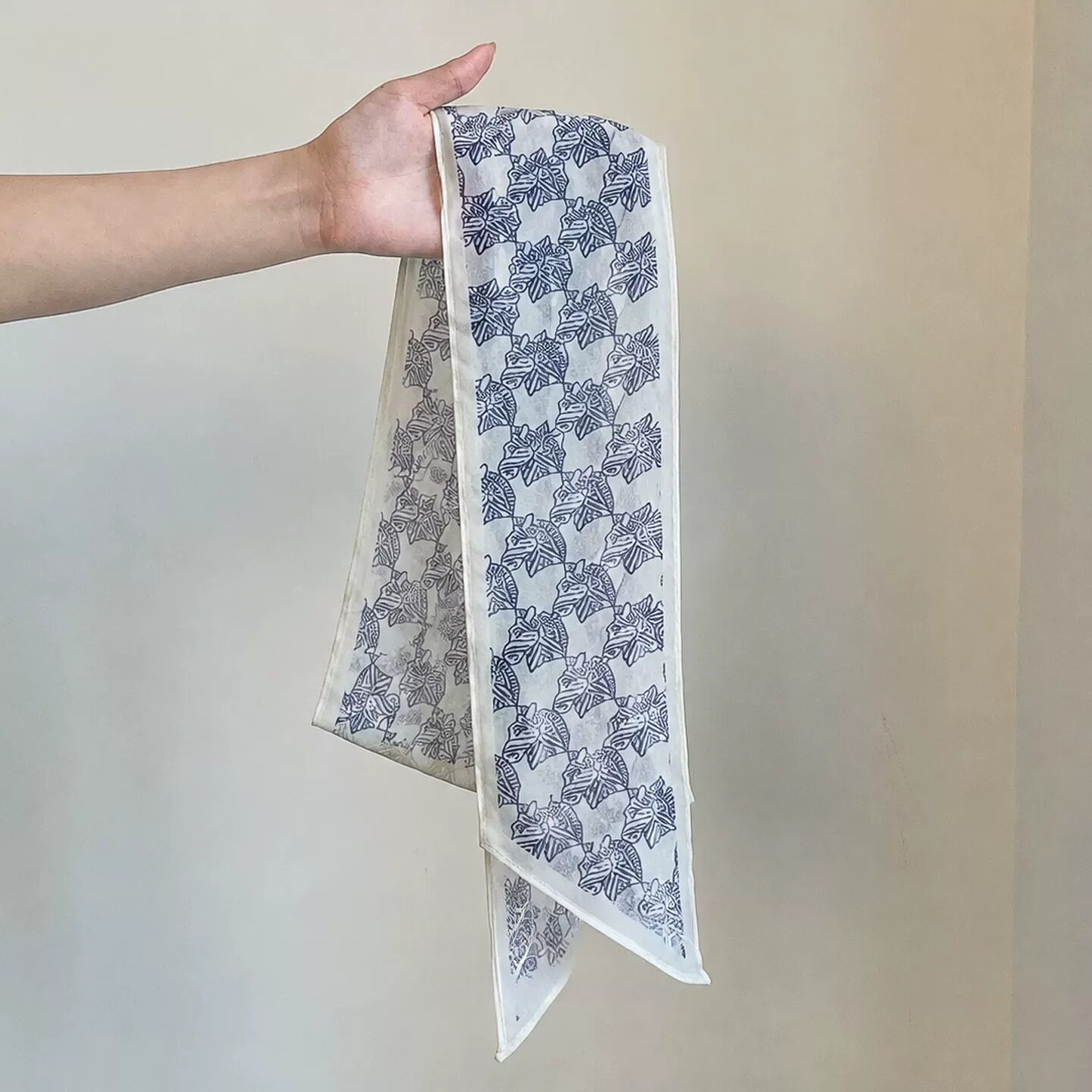救命!普通白衬衫靠这条细丝巾