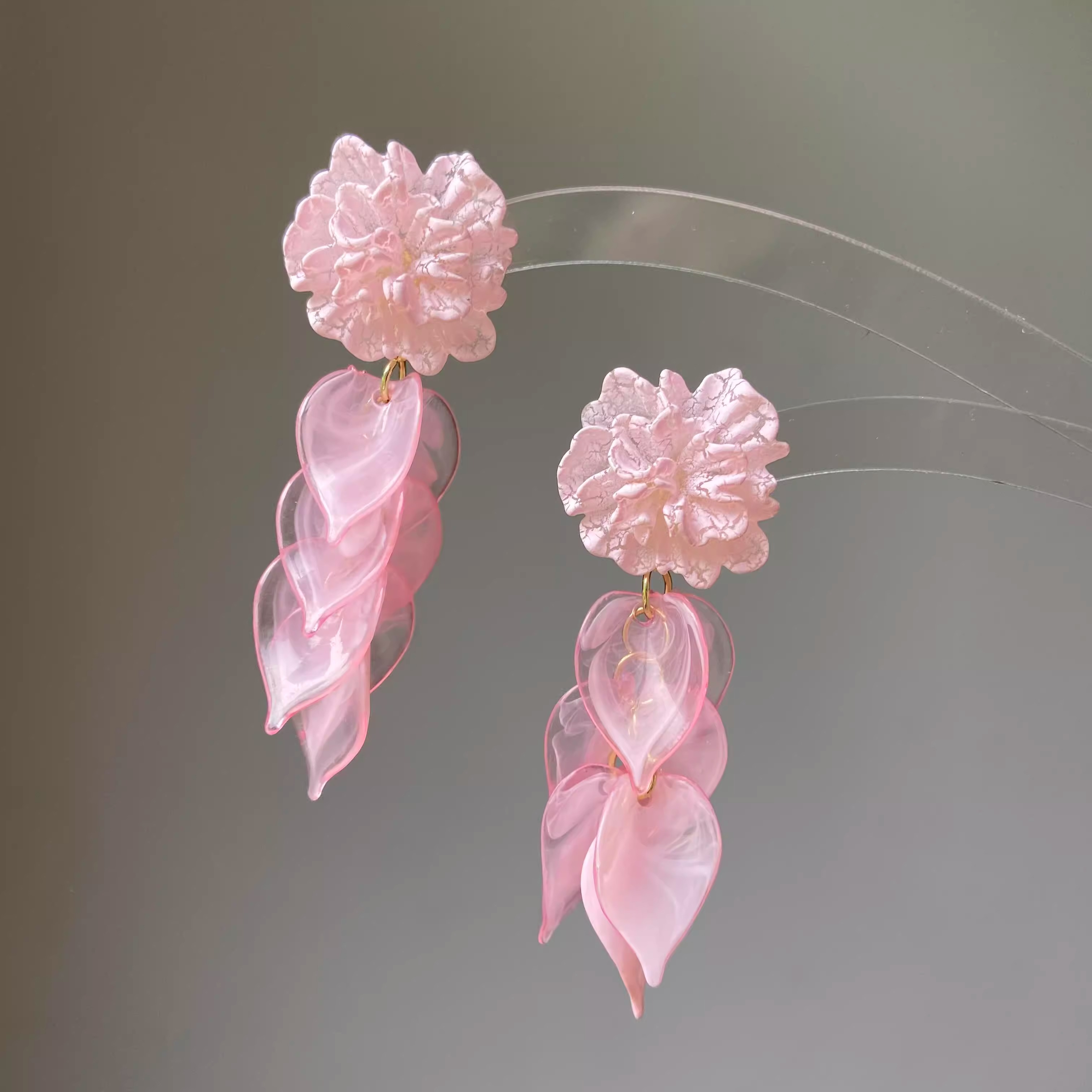 「盈盈花粉」粉色花瓣流蘇耳環