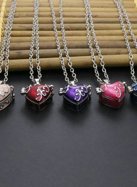 女士可打开项链吊坠爱心